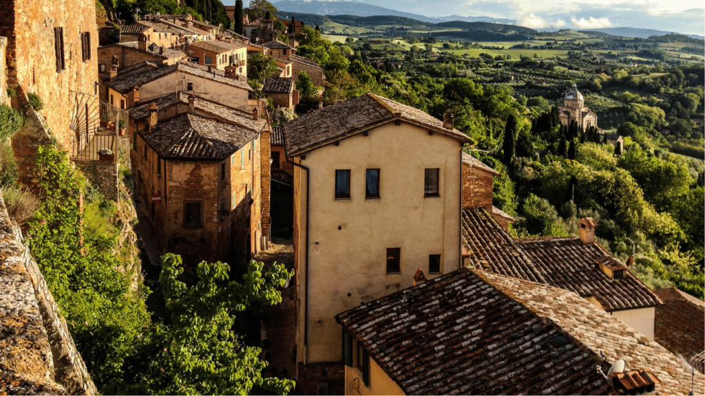 Escursionismo attraverso il paesaggio dei villaggi berberi